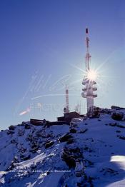 Image du Maroc Professionnelle de  Les antennes des télécommunications installées sur le sommet de la montagne près de la station de ski de l'Oukaimden située su la chaine de montagne du du haut Atlas, Samedi 22 Février 1987. (Photo / Abdeljalil Bounhar)